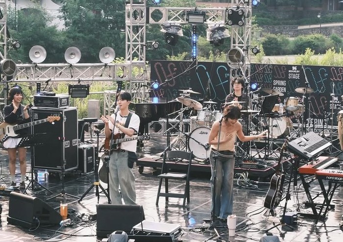 Dalam beberapa potret, tampak dirinya yang begitu menikmati momen emasnya saat membawakan sejumlah lagu sambil memainkan gitar akustik di atas panggung./ Foto: instagram.com/_seorina