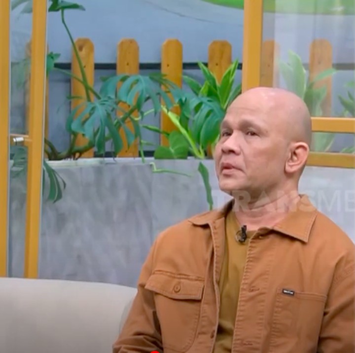 <p>Bukan hanya itu, perjuangan sang istri Imelda Laksmi yang begitu setia merawat dan mendampingi suami selama sakit juga menarik perhatian. Keduanya menikah pada 2018, tahun pertama Harry terkena stroke. Namun, siapa sangka? Imelda tetap menemani dan menghabiskan waktunya bersama sang suami dengan menjalani pengobatan. (Foto: Instagram dan YouTube)</p>