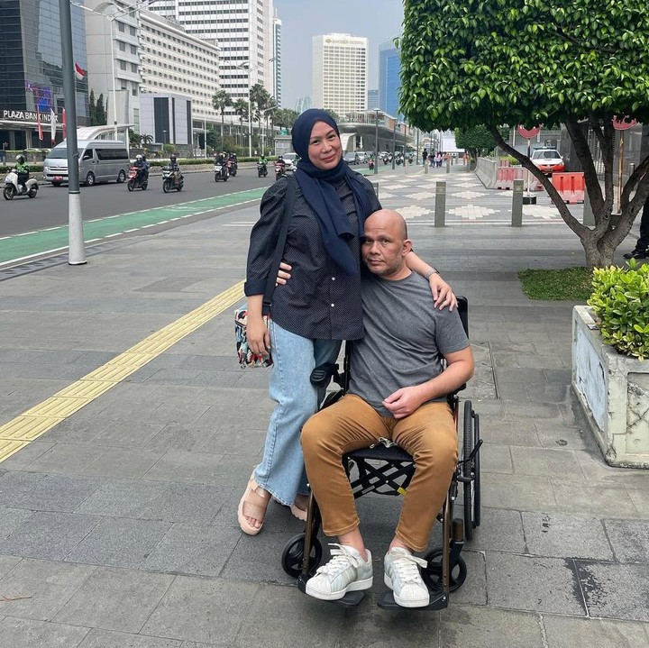 <p>Sementara itu, Harry mengaku bersyukur karena memiliki Imelda sebagai istrinya. “<em>Can't Smile Without You</em> @<em>emilmeihwa</em>," tulisnya, dikutip dari laman<em> Instagram@harrypantja/@emilmeihwa. </em>(Foto: Instagram dan YouTube)</p>