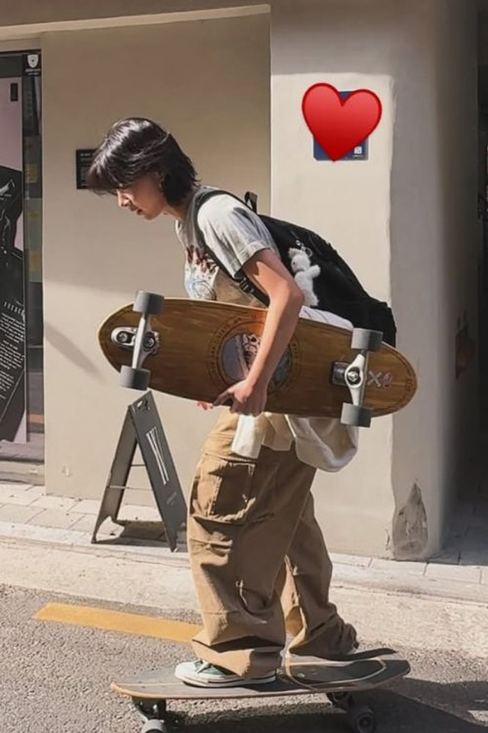 Hobi main skateboard, dirinya menggunakan pakaian yang simple dengan menggunakan kaus abu-abu dan cargo pants berwarna cokelat./ Foto: Instagram.com/_seorina