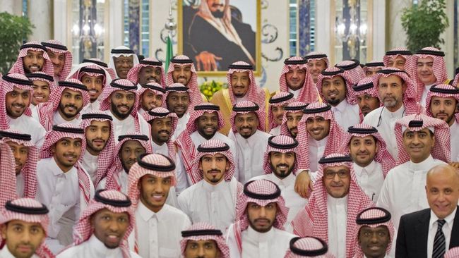 Ilustrasi Foto bersama Raja Arab Saudi di Istana Kerajaan Saudi. (Photo by BANDAR AL-JALOUD / Saudi Royal Palace / AFP)