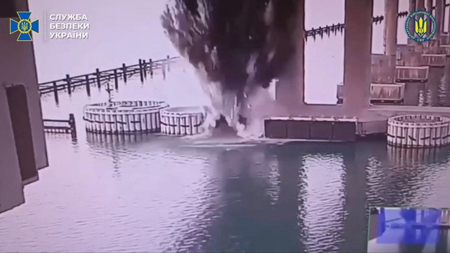 Ukraina Ledakkan Pilar Jembatan Rusia di Crimea Pakai Bom Bawah Laut Pasukan Ukraina meledakkan pilar jembatan Rusia yang terhubung ke Crimea pakai bom yang ditanam di bawah laut pada Selasa (3/6) subuh waktu setempat.