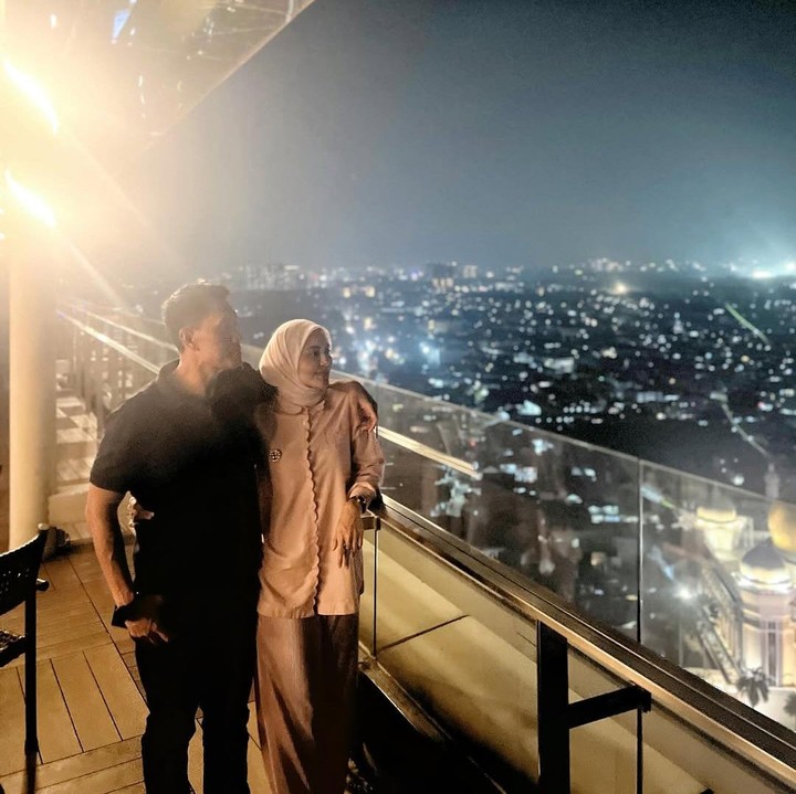 <p>Momen itu dibagikan langsung oleh Juliana melalui beberapa foto yang diunggah di akun Instagram pribadinya. Pada postingan itu, perempuan 36 tahun dan suami merayakan <em>anniversary</em> ketiga di sebuah hotel. (Foto: Instagram@julianamoechtar)</p>