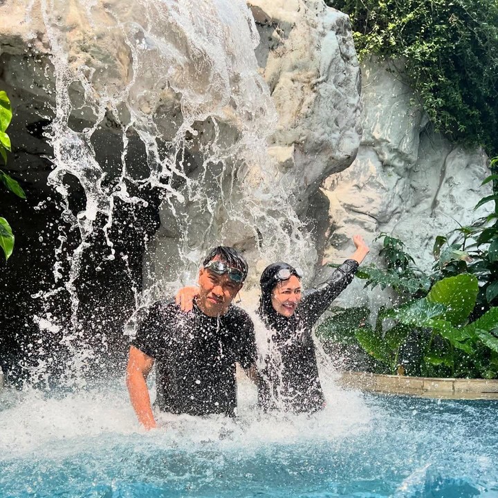 <p>Ia pun menuliskan pesan manis yang menyentuh hati untuk sang suami. “Saat kita punya kesempatan takdir kedua kita pasti menjadi versi terbaik menurut Allah, mengabdi, menyayangi, menghormati, dan saling berbagi suka dan duka bersama,” tulis Juliana, dikutip dari laman <em>Instagram@julianamoechtar,</em> Rabu (28/6/2025). (Foto: Instagram@julianamoechtar)</p>