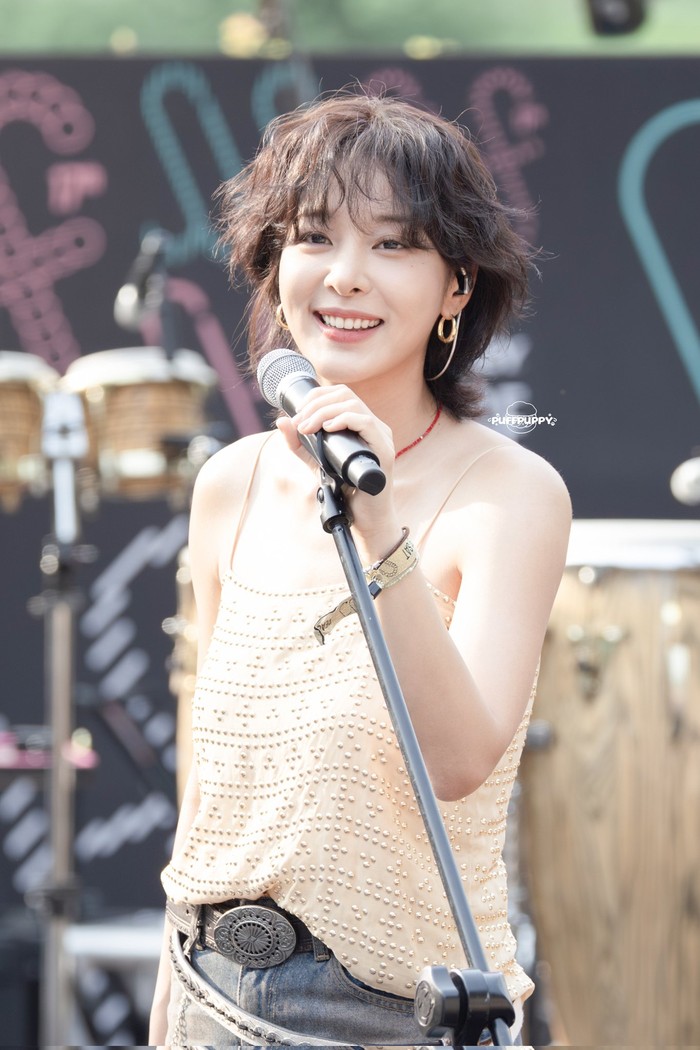 Karismanya sebagai anggota band semakin terpancar lewat outfit sederhana namun tetap stylish dengan perpaduan celana jeans serta ikat pinggang yang nyentrik, dan potongan rambut wavy pendek./ Foto: x.com/_puff_puppy_