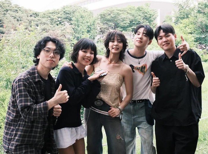 Layaknya musisi sungguhan, sang aktris turut manggung bersama grup band zai.ro selama dua hari berturut-turut, yakni pada 31 Mei dan 1 Juni 2025./ Foto: instagram.com/_seorina