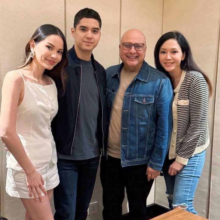 <p>Maia sengaja meluangkan waktu untuk menemai anaknya mencari perlengkapan nikah. Pasalnya, ia akan langsung terbang ke Amerika Serikat bersama suami dan keluarga lainnya setelah menemani Al dan Alyssa, Bunda. (Foto: Instagram @maiaestiantyreal)</p>