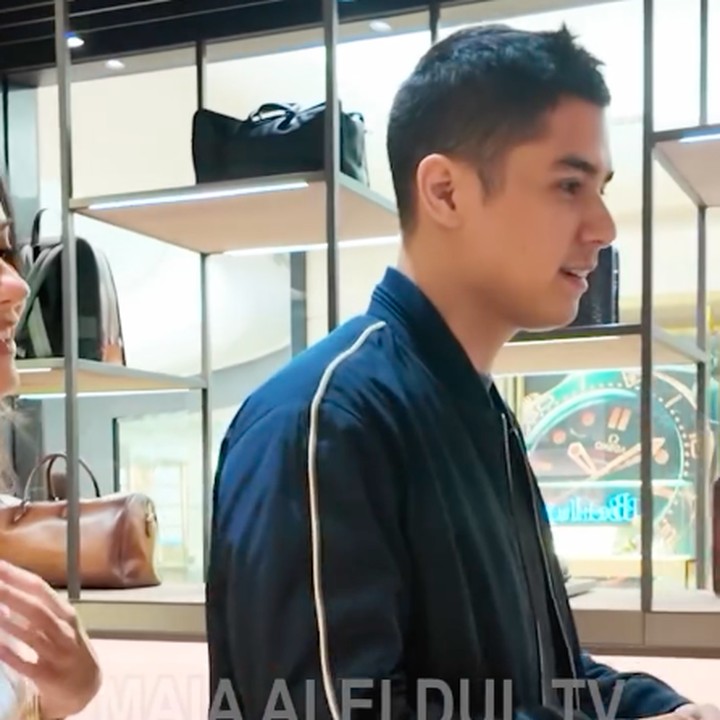 <p>Maia menemani Al dan Alyssa mencari sepatu untuk akad nikah. Perempuan 49 tahun ini meminta pendapat sang suami untuk mencari sepatu yang cocok untuk hari spesial putranya. (Foto: Instagram @maiaestiantyreal)</p>