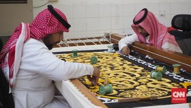 FOTO: Membuat Kiswah di Makkah, Sulam Manual di Kain Sutera Terbaik