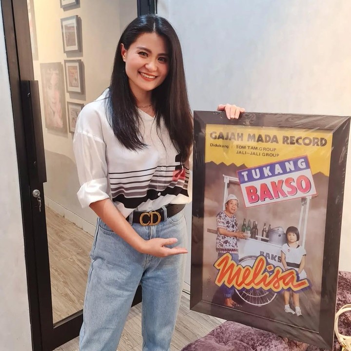 <p>Bunda masih ingat dengan mantan penyanyi cilik yang satu ini, bukan? Melisa Trisnadi adalah salah satu penyanyi populer era 90-an. Namanya mulai dikenal banyak orang lewat lagu <em>Abang Tukang Bakso.</em> (Foto: Instagram@melisa.trisnadi)</p>