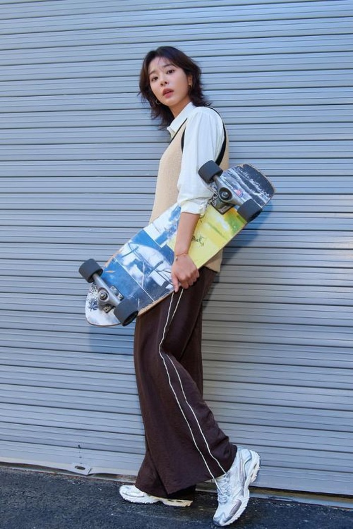 Old school look ala Seorina dengan gaya boyish, ia memadukan kemeja putih dengan vest berwarna cream dan celana cokelat tua dengan sneakers putih yang membuatnya terlihat chic./ Foto: Instagram.com/_seorina