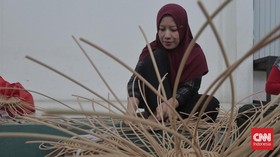 FOTO: Kreasi Warga Rusun Tipar Cakung, Ubah Rotan Jadi Cuan