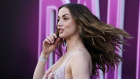 FOTO: Ana de Armas dan Keanu Reeves Beraksi di Premier Ballerina