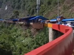Gubernur Mahyeldi Tertibkan Pedagang di Atas Jembatan Kelok 9