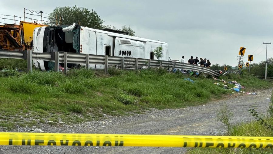 Pihak berwenang bekerja di area kecelakaan di mana beberapa orang meninggal saat bepergian dengan bus penumpang dari Monterrey ke Tampico, di Hualahuises, Meksiko, 3 Juni 2025.