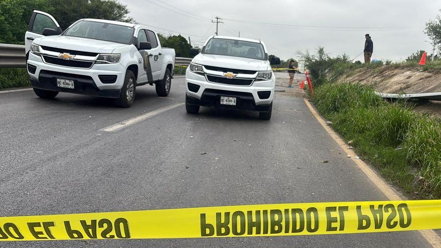 Pihak berwenang bekerja di area kecelakaan.