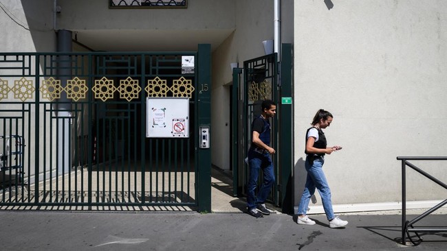 Pria Rampas dan Bakar Al Quran di Depan Masjid Prancis Seorang pria merampas dan membakar Al Quran di depan masjid dekat Kota Lyon, Prancis, pada Selasa (3/6) sore waktu setempat.