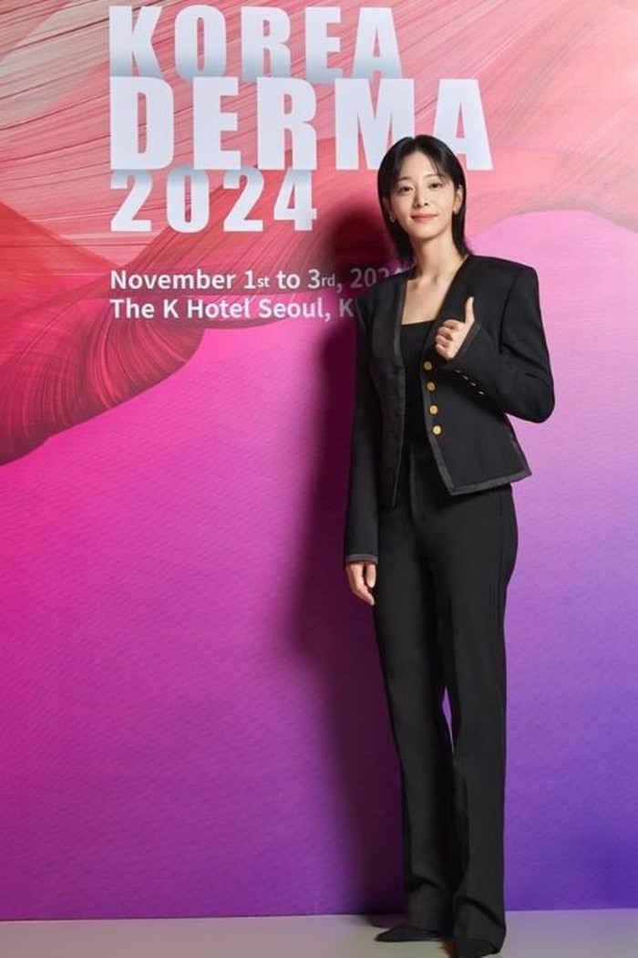 Sedikit menunjukkan sisi girly, ia menggunakan pakaian formal dengan tanktop yang dibalut blazer dengan celana dan sepatu berwarna hitam yang senada./ Foto: Instagram.com/_seorina