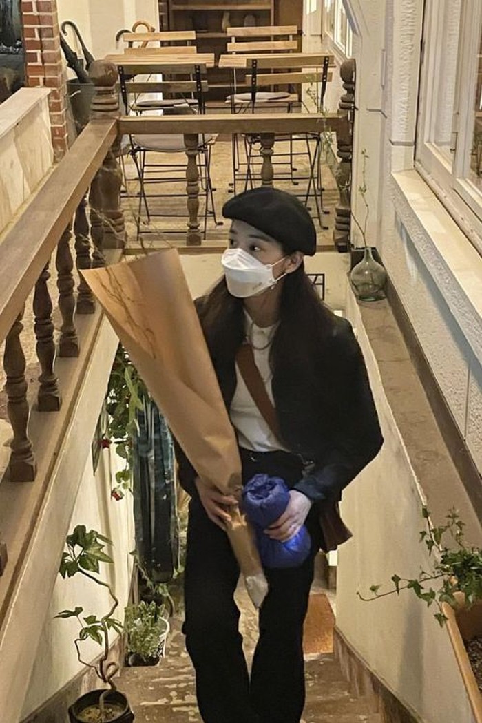 Semi formal look, aktris kelahiran 1996 ini, terlihat menggunakan kaus putih yang dibalut jaket hitam dengan celana cutbray berwarna hitam, ia juga menggunakan beret hat berwarna senada./ Foto: Instagram.com/_seorina