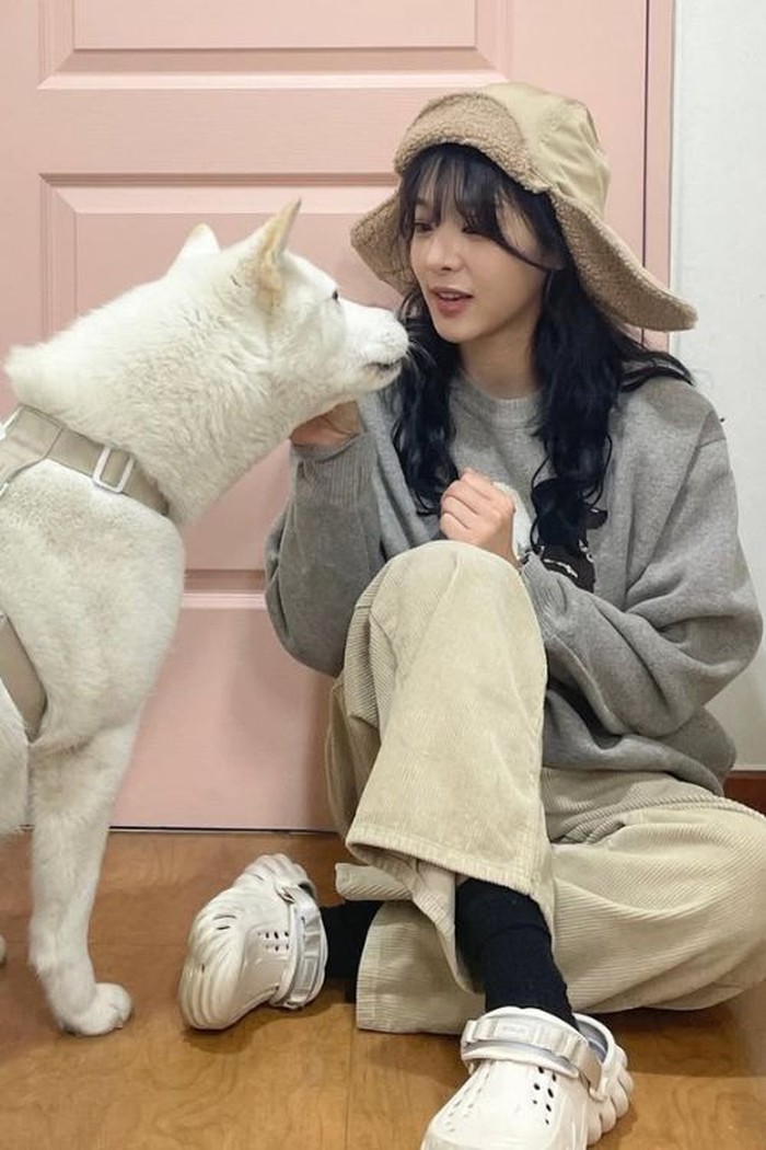 Super comfy! Seol In Ah menerapkan sandwich outfit yang di mana ia menggunakan topi berwarna cokelat muda yang dipadukan dengan sweater abu-abu dan celana berwarna senada dengan topinya./ Foto: Instagram.com/_seorina