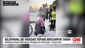 VIDEO: Kelaparan, Ibu Mengais Tepung Bercampur Tanah