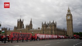 VIDEO: Ribuan Warga London Buat Garis Merah Solidaritas Bela Palestina