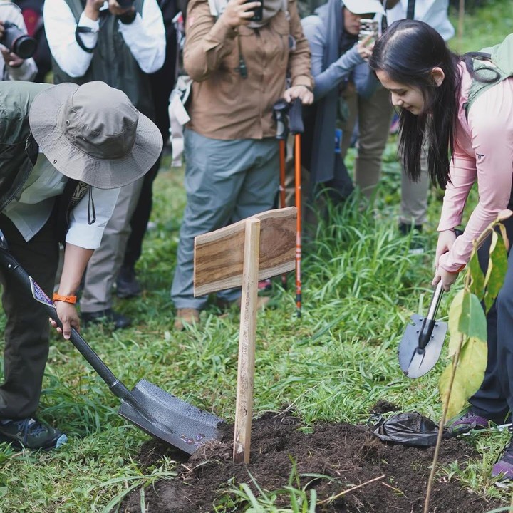 <p>Momen itu dibagikan langsung oleh Tissa melalui beberapa foto dan video yang diabadikan di akun Instagram pribadinya. “Menanam pohon di tanah Merbabu,” tulis Tissa, dikutip dari laman<em> Instagram@tissabiani,</em> Rabu (4/6/2025). (Foto: Instagram@tissabiani)</p>