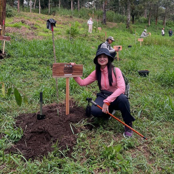 <p><em>Postingan</em> itu pun langsung mendapatkan atensi dan dibanjiri komentar netizen yang ikut bangga. “<em>Pround</em>! Kerennnn bngt anak bontot ini,” tulis akun <em>@gafar_m****.</em> “Tissa keren bngt...sehat sllu tissa,” tulis akun <em>@ca1****. </em>(Foto: Instagram@tissabiani)</p>