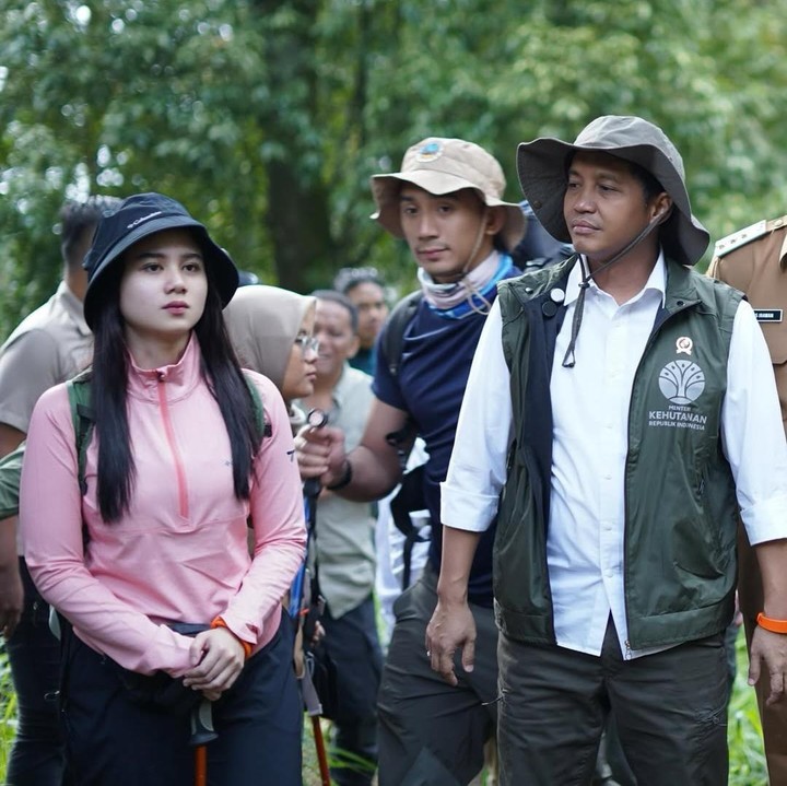 <p>Perempuan 22 tahun ini mengatakan penanaman itu dilakukan bersama Menteri Kehutanan, Raja Juli Antoni. “Kami berkesempatan untuk menanam pohon di jalur pendakian Merbabu-Selo bersama Bapak Menteri Perhutanan <em>@rajaantoni @kemenhut </em>& <em>@wwf_id,</em>” tuturnya. (Foto: Instagram@tissabiani)</p>