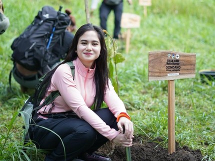Tissa Biani Tanam Pohon saat Naik Gunung Merbabu, Ini 5 Potretnya