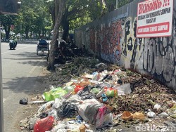 Tumpukan Sampah di Pinggir Jalan Arjuno Surabaya Bikin Warga Sambat