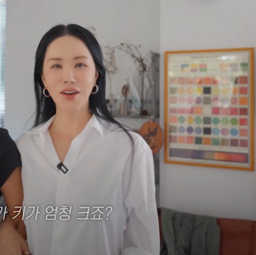 Plek Ketiplek, Visual Adik Uhm Jung Hwa bak Saudara Kembar dan Curi Perhatian