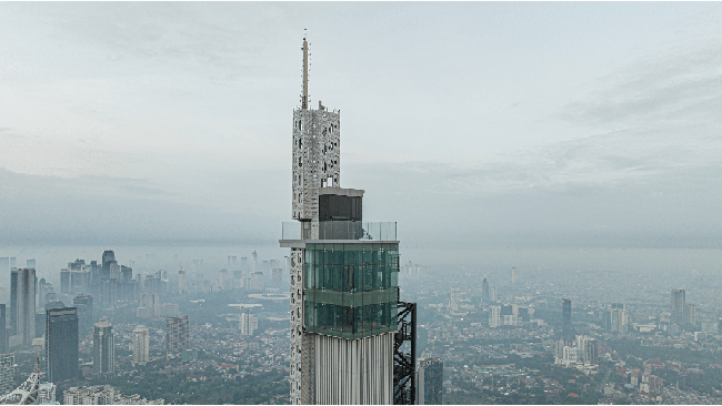 Destinasi ini menawarkan pengalaman unik bagi kamu yang mencari pemandangan kota Jakarta yang memukau dari ketinggian.