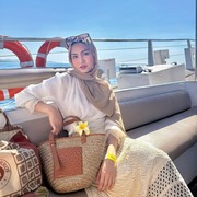 Get The Look: Inspirasi OOTD Hijab ke Pantai ala Xaviera Putri, Stylish dan Comfy!