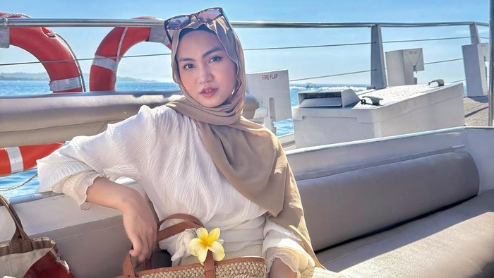 Get The Look: Inspirasi OOTD Hijab ke Pantai ala Xaviera Putri, Stylish dan Comfy!