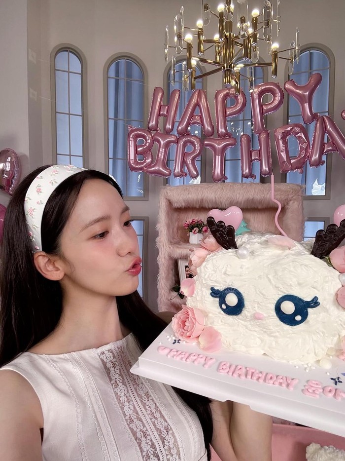 Selain berpose dalam perayaan ulang tahun berkonsep hitam putih, Yoona juga terlihat menggemaskan dalam perayaan ulang tahun berkonsep warna merah muda./ Foto: instagram.com/yoona__lim