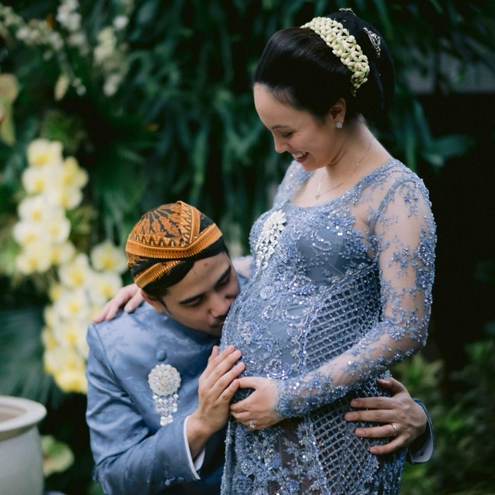 <p>Baik Omar maupun Anggika terlihat tak sabar ingin menimang Si Kecil. "Mintoni for our little one," tulis Anggika pada caption. Anggika Bolsterli dan Omar Armandiego Soeharto resmi menikah pada 13 Oktober 2024. Pernikahan keduanya dilangsungkan secara meriah di Hotel Fairmont, Senayan, Jakarta Pusat. Foto: Instagram @anggikabolsterli</p>