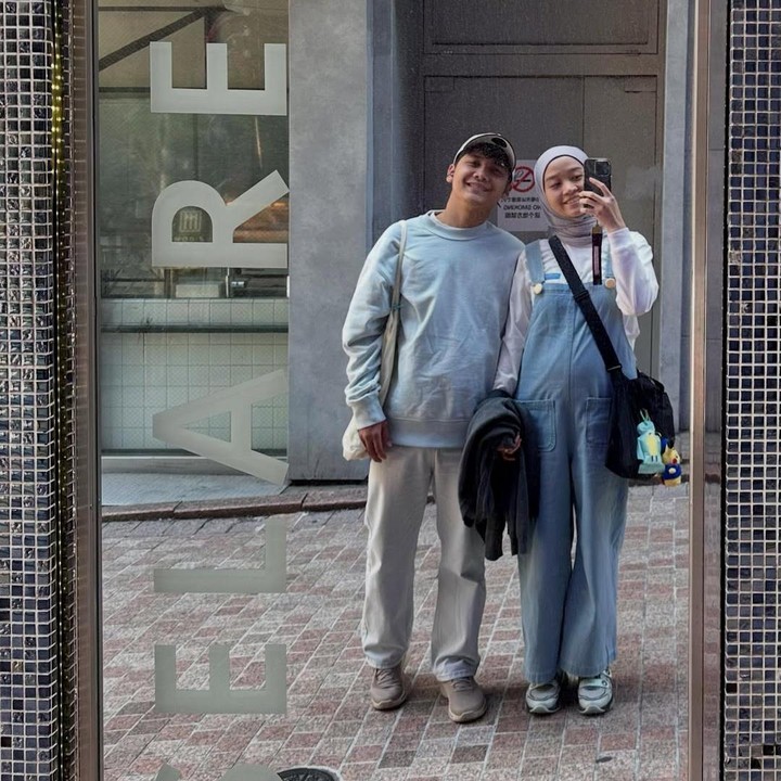<p>Istri komika Bintang Emon yakni Alca Oktaviani terlihat begitu aktif nih Bunda di kehamilan pertamanya. Selain jalan-jalan bersama sang suami, Alca juga terlihat masih terus berkegiatan sebagai dosen di sebuah universitas swasta. Foto: Instagram @alcaoctvn</p>
