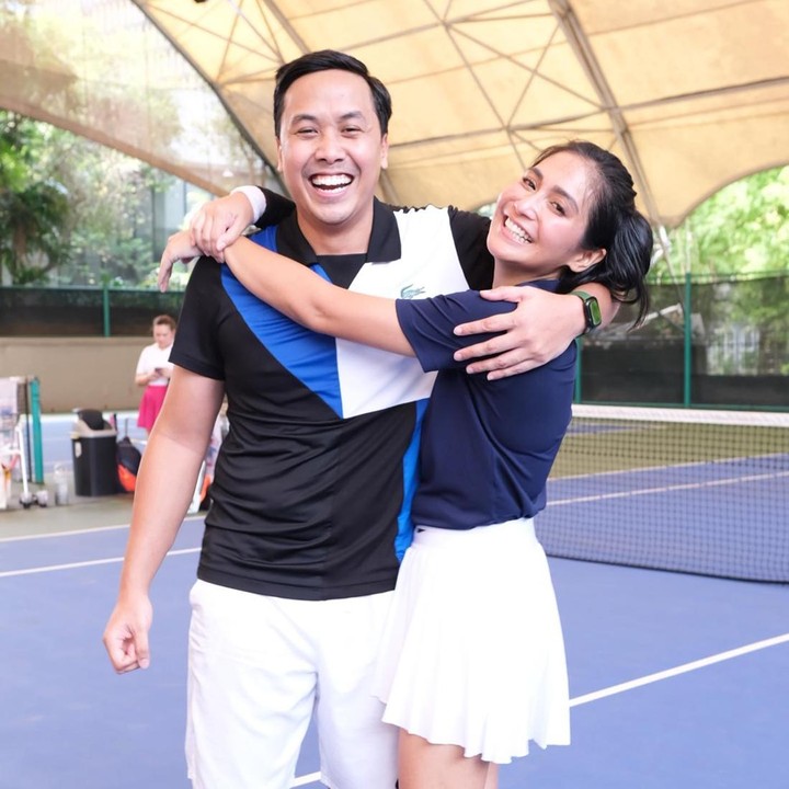 <p>Caca dan Barry kerap menghabiskan waktu bersama dengan <em>traveling</em>. Selain <em>traveling</em>, keduanya juga sering melakukan hobi bareng, seperti hobi olahraga tenis. Pasangan ini bahkan pernah ikut kompetisi tenis bareng lho, Bunda. (Foto: Instagram @barry.tamin/ @cacatengker)</p>