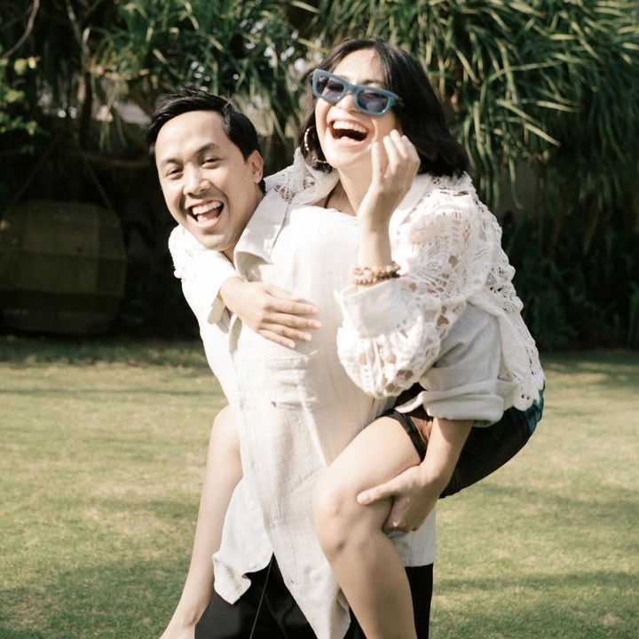 <p>Sementara suami Caca, Barry, diketahui pernah mengenyam pendidikan di Fakultas Ekonomi Universitas Gadjah Mada (UGM). Setelah lulus, Barry fokus ke dunia bisnis. Baru-baru ini, Barry diangkat sebagai komisaris untuk PT Sarinah (InJourney Retail) atau Komisaris Independen Sarinah. (Foto: Instagram @barry.tamin/ @cacatengker)</p>