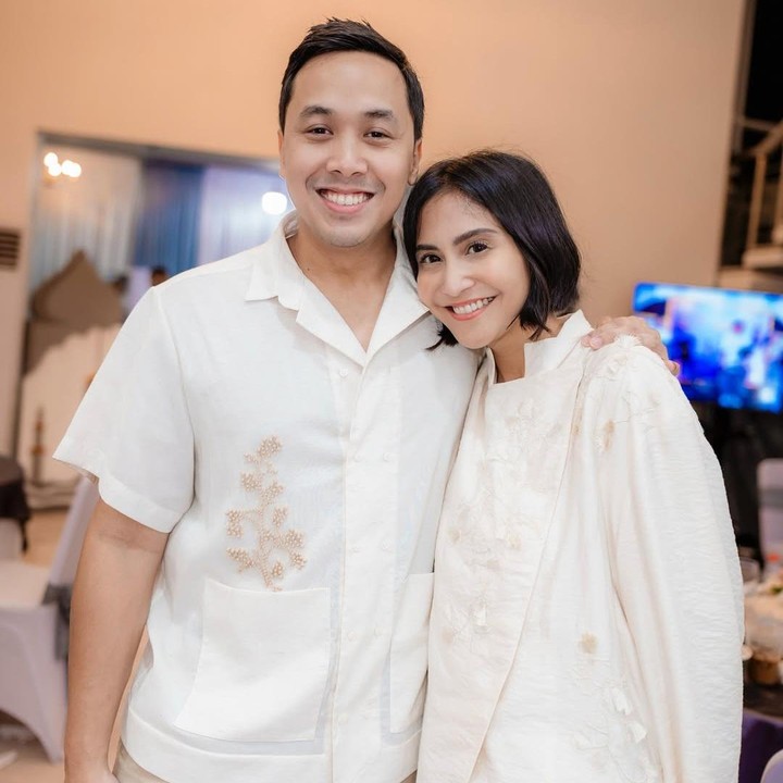 <p>Caca Tenger dan Barry dikenal sebagai pasangan pintar dan sukses dalam karier. Caca merupakan lulusan lulusan S2 dengan gelar Master of Science di bidang psikoanalisis dari University of College London (UCL). Ia juga diketahui mengambil program studi S2 untuk jurusan psikologi klinis dewasa di Universitas Katolik Indonesia Atma Jaya. (Foto: Instagram @barry.tamin/ @cacatengker)</p>