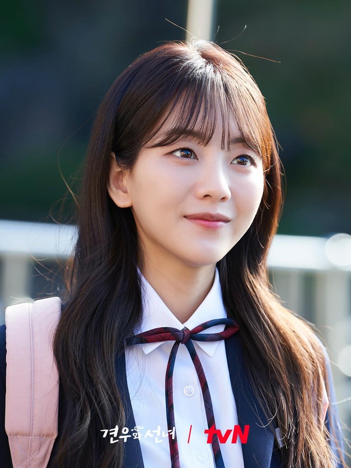 Di serial tersebut, Cho Yi Hyun memerankan karakter Park Seong Ah. Ia adalah siswi SMA yang juga berprofesi sebagai shaman atau ahli spiritual bernama Cheonji./ Foto: tvN