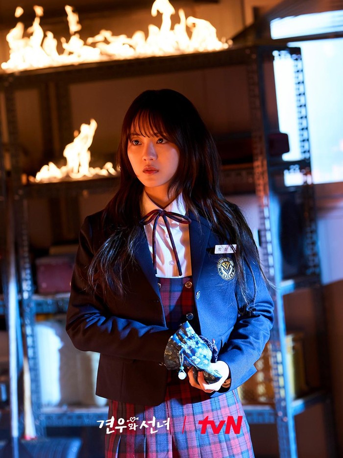 Meskipun berprofesi sebagai shaman, Park Seong Ah selalu menutupi penampilannya sehingga identitas aslinya tak diketahui, Beauties./ Foto: tvN