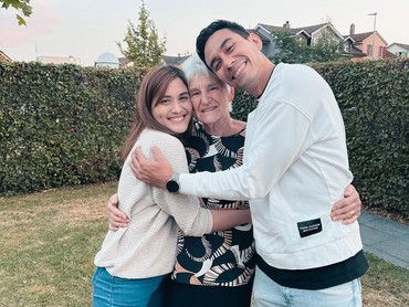 Terpopuler: Profil Adik Darius Sinathrya yang Beda Agama Vs Nirina Zubir Burn Out Parah