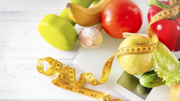 fruits and vegetables&comma; dumbbells&comma; scales&comma; tomato&comma; measuring tape&comma; Apple&comma; cucumber&comma; pepper&comma; lettuce&comma; garlic&comma; banana&comma; on a white background&comma; copy space