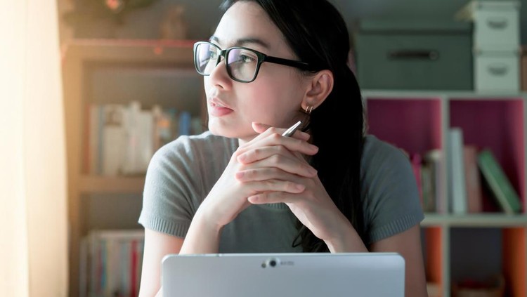 Ilustrasi wanita bekerja laptop di rumah Woman thoughtful about work at home office desk laptop