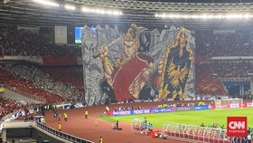 Tifo 'Dobrak Tembok China' dan 'Teropong Piala Dunia' Sihir GBK