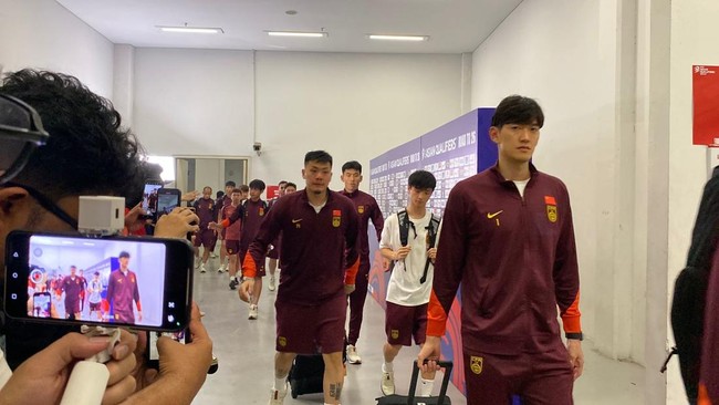 Mimpi ke Piala Dunia Sirna, Pemain China Lesu saat Tinggalkan GBK Pemain China tertunduk lesu saat meninggalkan Stadion Utama Gelora Bung Karno (SUGBK) usai kalah 0-1 dari Indonesia di Kualifikasi Piala Dunia 2026.