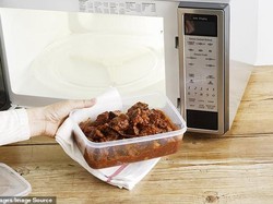 Jangan Makan Ikan hingga Telur di Depan Rekan Kerja, Begini Etiketnya!