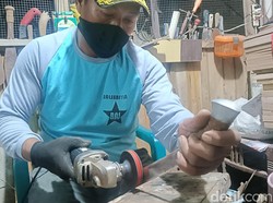 Jelang Idul Adha, Jasa Asah Pisau di Probolinggo Kebanjiran Order